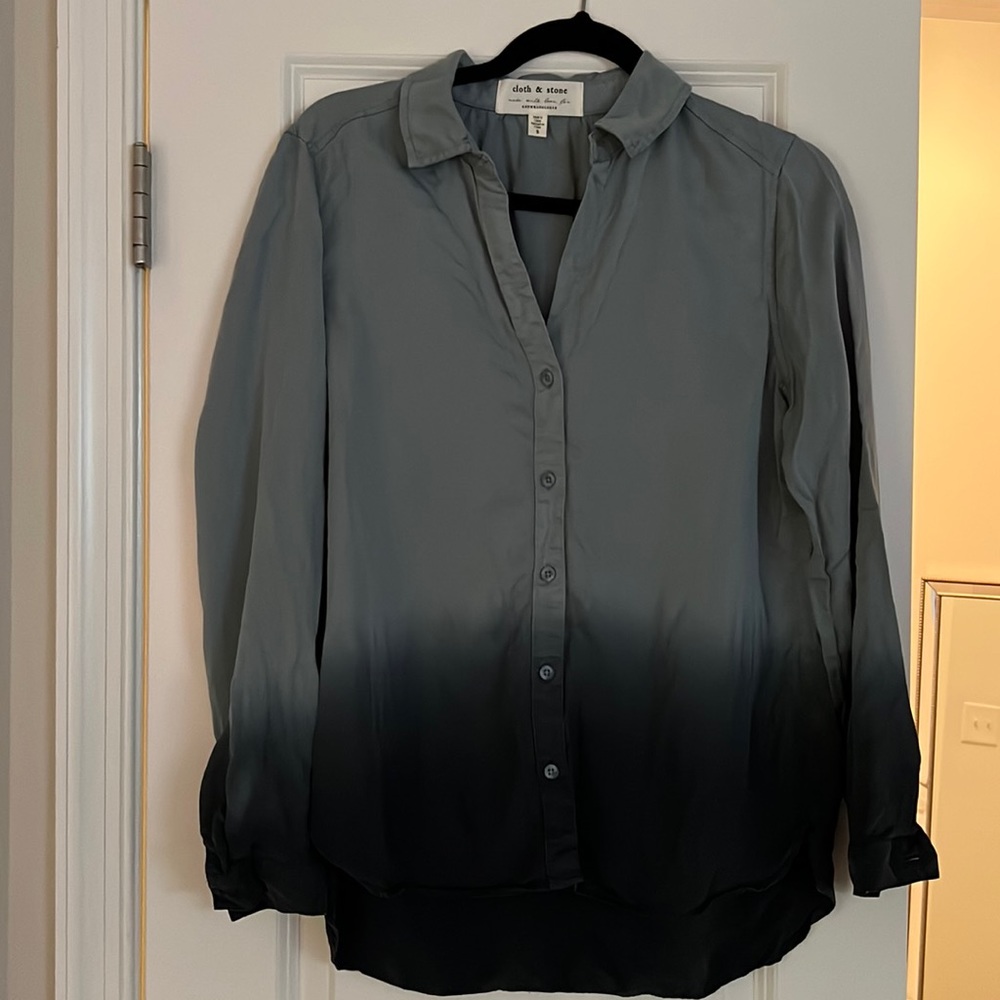Beautiful lightweight Cloth and Stone for Anthropologie ombré button up.